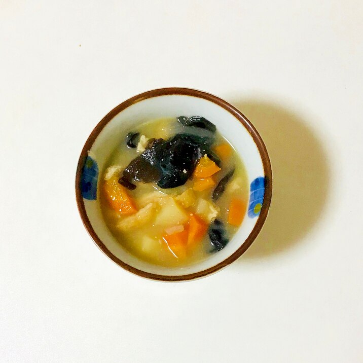 きくらげと野菜の油揚げ味噌汁